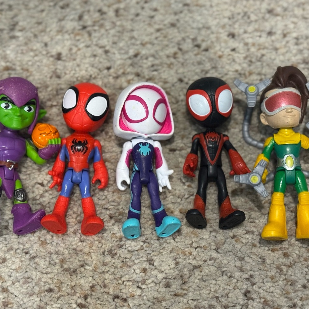 Spidey & Friends - Spider-Man, Miles, Gwen, & More, Marvel Superhero Figure Set